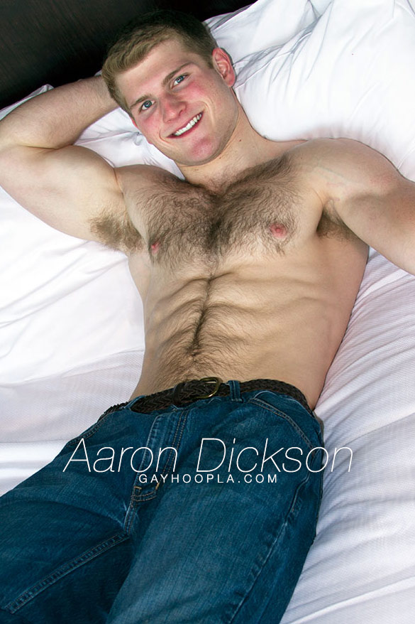 GayHoopla: Aaron Dickinson rubs one out